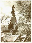 Памятник Борцам за власть советов на главной площади Владивостока Памятник Борцам за власть советов на главной площади Владивостока