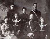Военный инженер генерал-лейтенант П.Ф. Унтербергер с семьей. Первый ряд: жена Эмма (Эмма Луиза) Ивановна, дочь Елена (Елена Иоанна), П.Ф. Унтербергер, младшая дочь Эрна. Второй ряд: младший сын Георгий (Георг), старшая дочь Мария (Мария Генриетта) и старший сын Петр (Питер Фридрих). Нижний Новгород, 1900г. Военный инженер генерал-лейтенант П.Ф. Унтербергер с семьей. Первый ряд: жена Эмма (Эмма Луиза) Ивановна, дочь Елена (Елена Иоанна), П.Ф. Унтербергер, младшая дочь Эрна. Второй ряд: младший сын Георгий (Георг), старшая дочь Мария (Мария Генриетта) и старший сын Петр (Питер Фридрих). Нижний Новгород, 1900г.