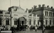 Железнодорожный вокзал Владивостока, 1901 год. Источник: http://dkphoto.livejournal.com/251162.html Железнодорожный вокзал Владивостока, 1901 год. Источник: http://dkphoto.livejournal.com/251162.html