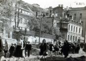 Жители города спешат на работу по улице Ленинской, в районе ГУМа, где идет перекладка трамвайных путей. 1960 год. Источник: vl.ru Жители города спешат на работу по улице Ленинской, в районе ГУМа, где идет перекладка трамвайных путей. 1960 год. Источник: vl.ru